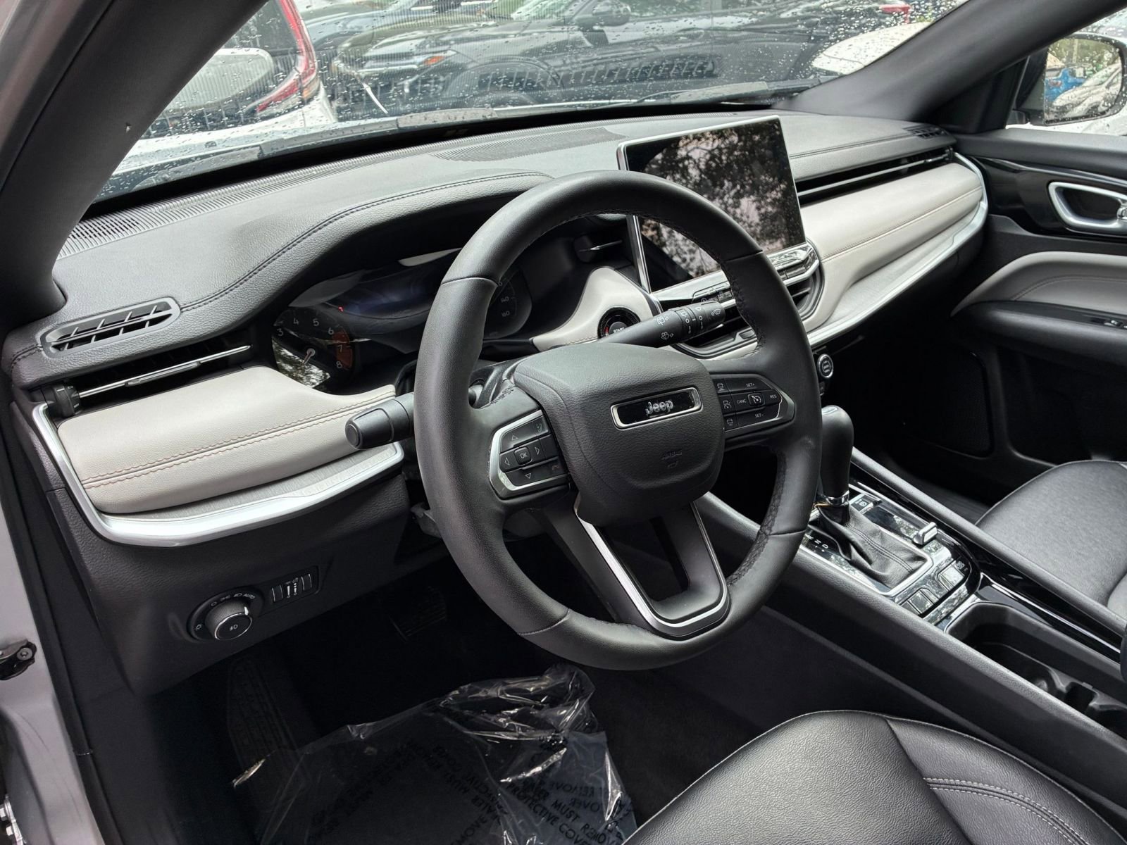 Used 2025 Jeep Compass Limited image 34