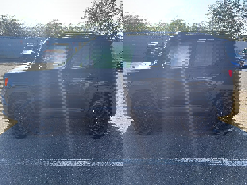 Used 2017 Jeep Renegade Altitude image 4