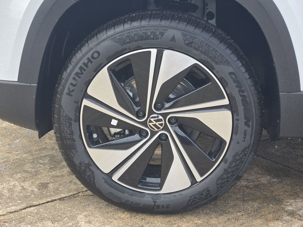 New 2026 Volkswagen Taos SE image 10