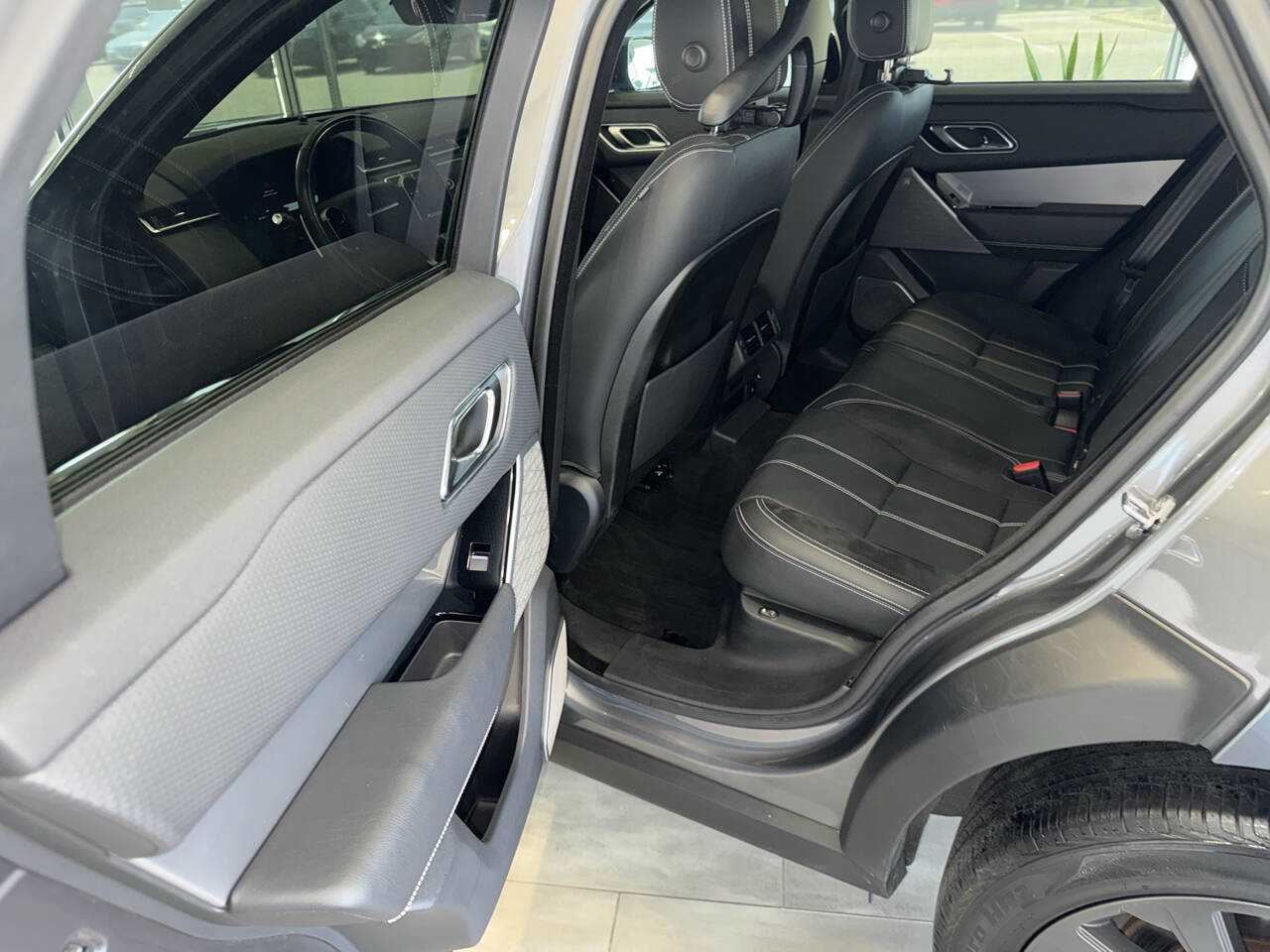 Used 2019 Land Rover Range Rover Velar R-Dynamic SE image 34
