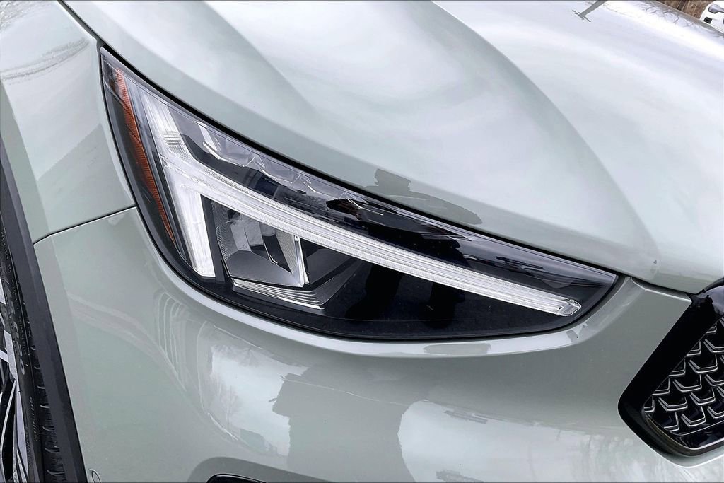 Certified 2024 Volvo XC40 B5 Plus w/ Climate Package image 32