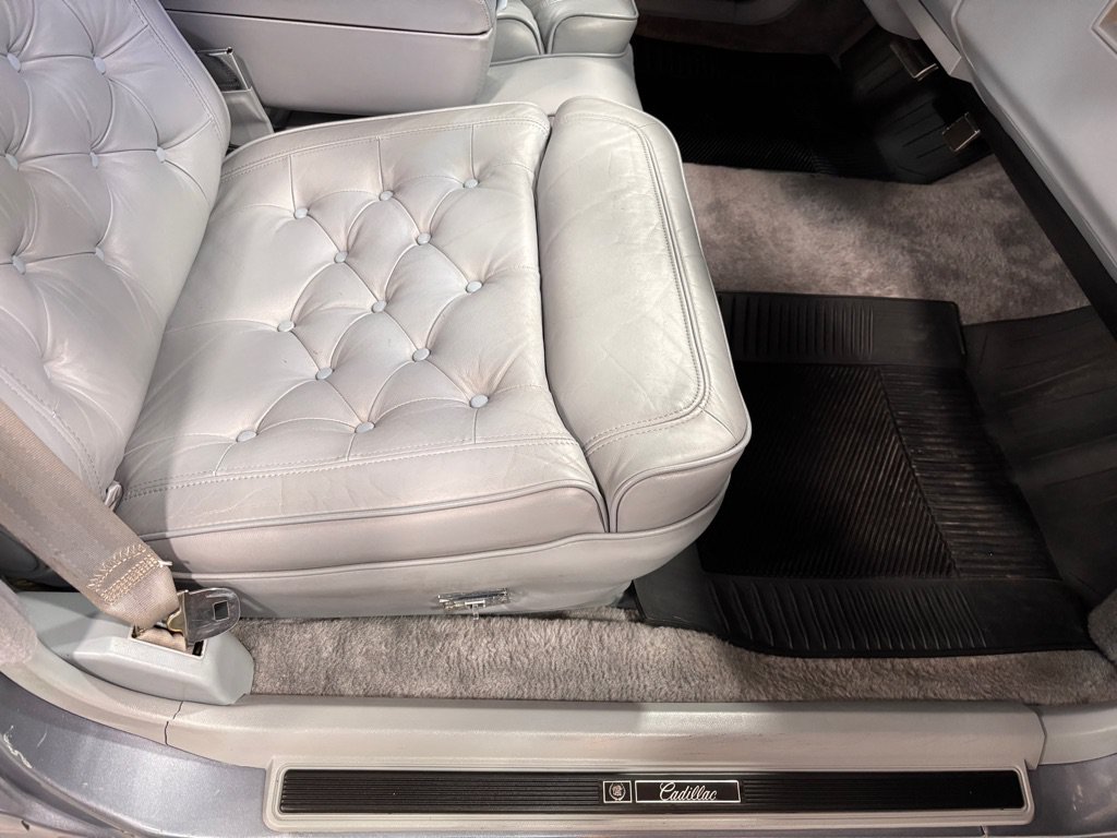 Used 1990 Cadillac Fleetwood Sedan FWD image 19