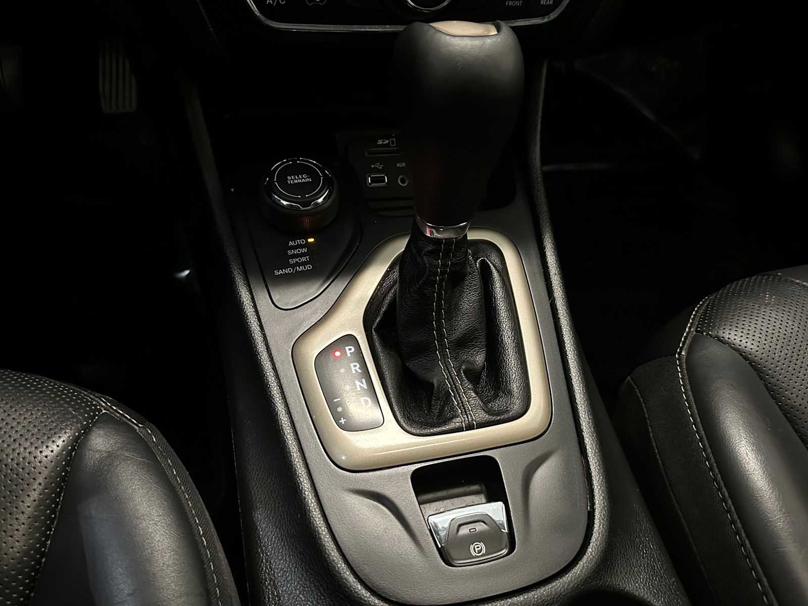 Used 2015 Jeep Cherokee Limited w/ Luxury Group image 18