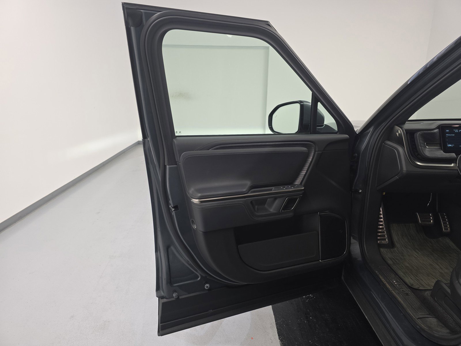 Used 2024 Rivian R1S Adventure AWD/4WD image 16