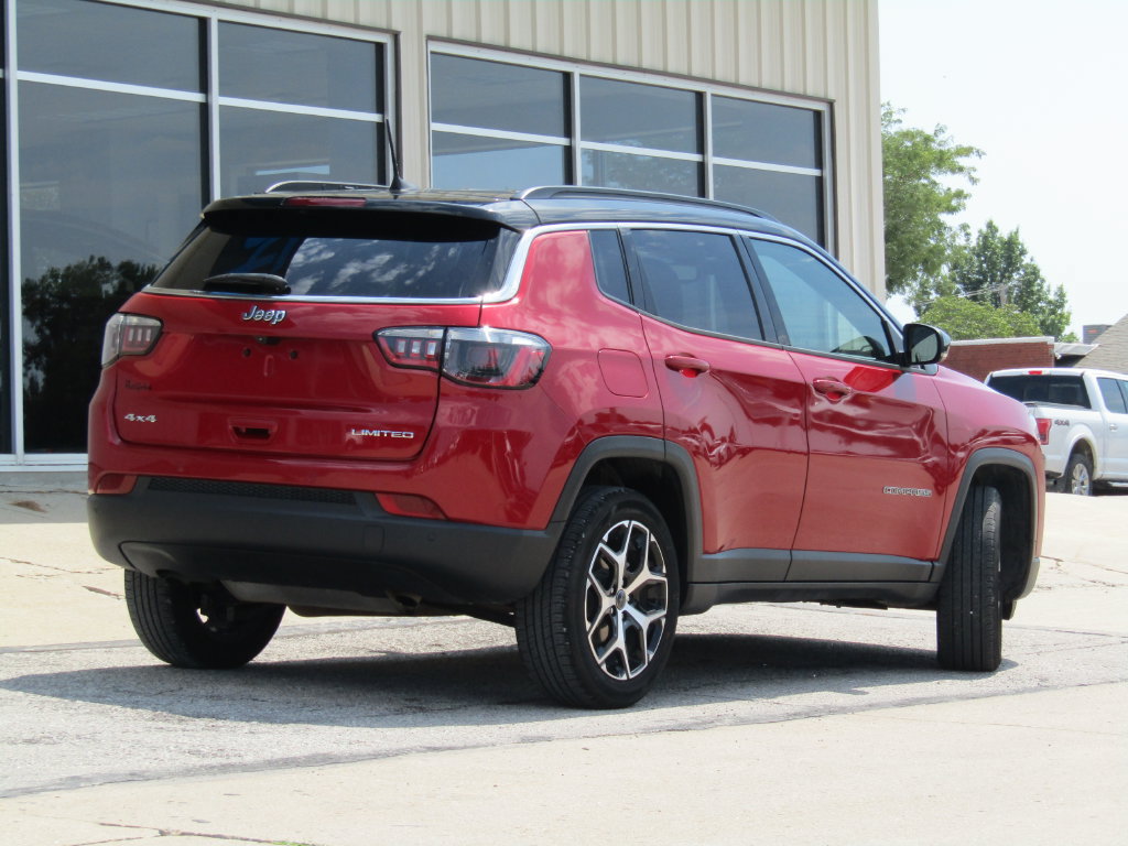 Used 2025 Jeep Compass Limited AWD/4WD image 3