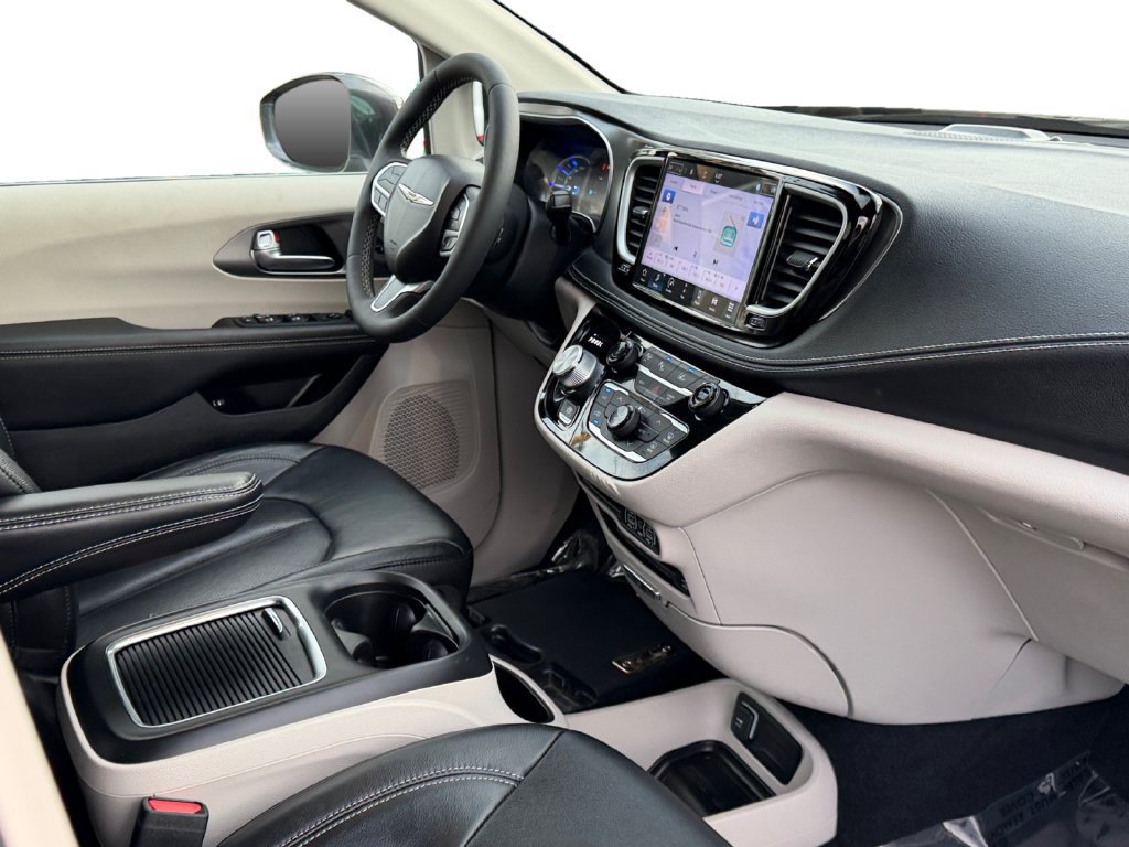 Used 2022 Chrysler Pacifica Touring-L w/ Uconnect Theater Family Group FWD image 7