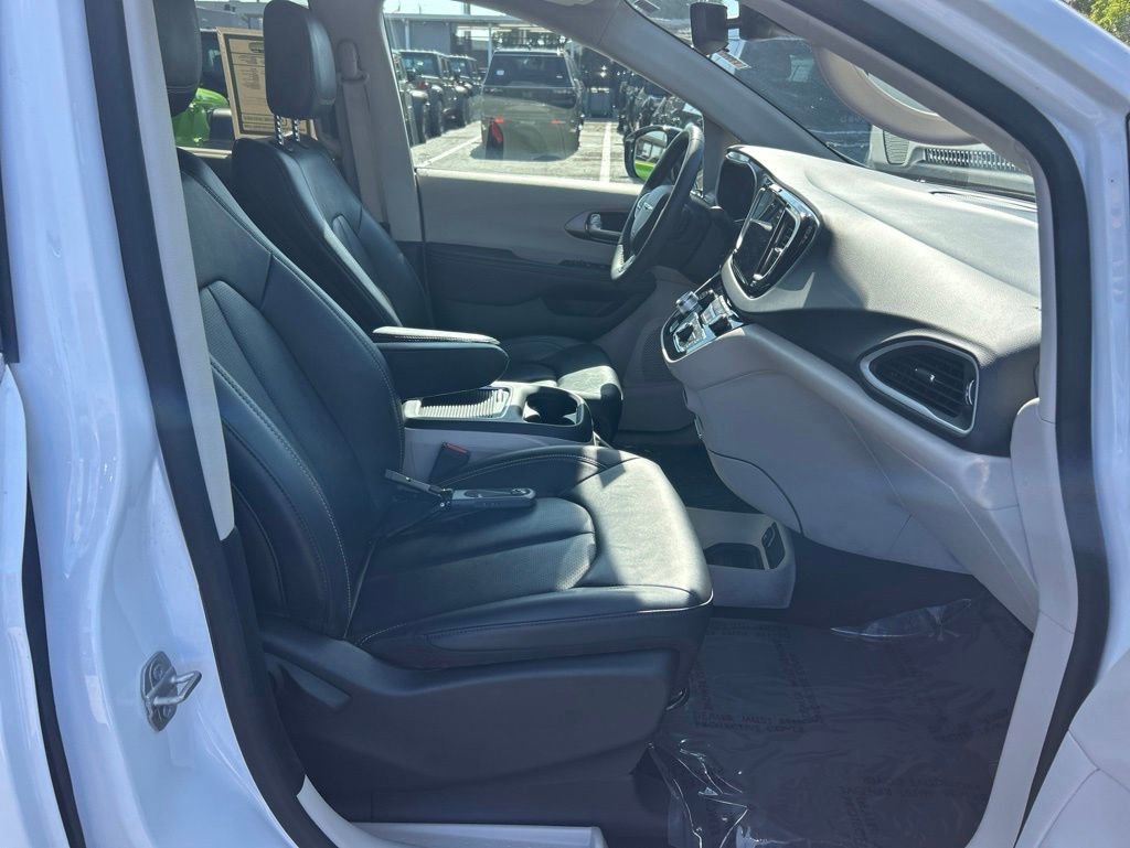 Used 2024 Chrysler Pacifica Touring-L FWD image 15
