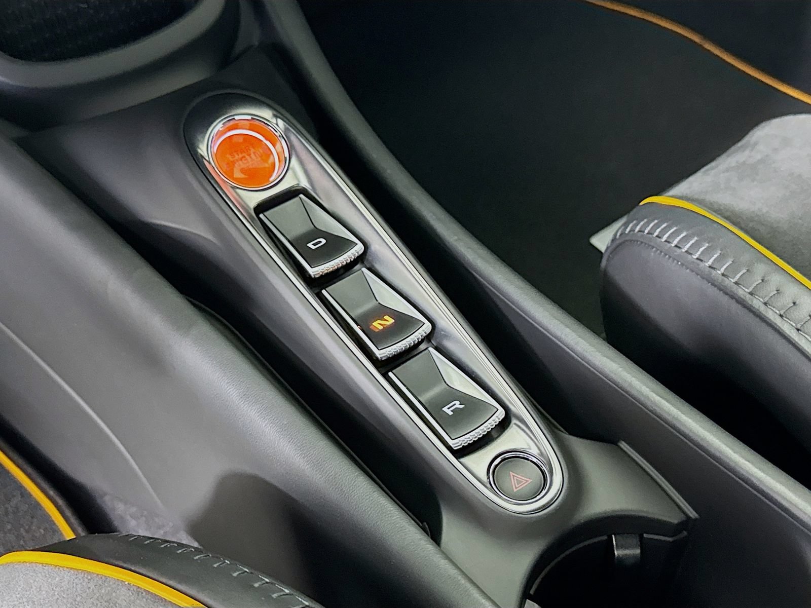 Used 2025 McLaren Artura Spider RWD image 14