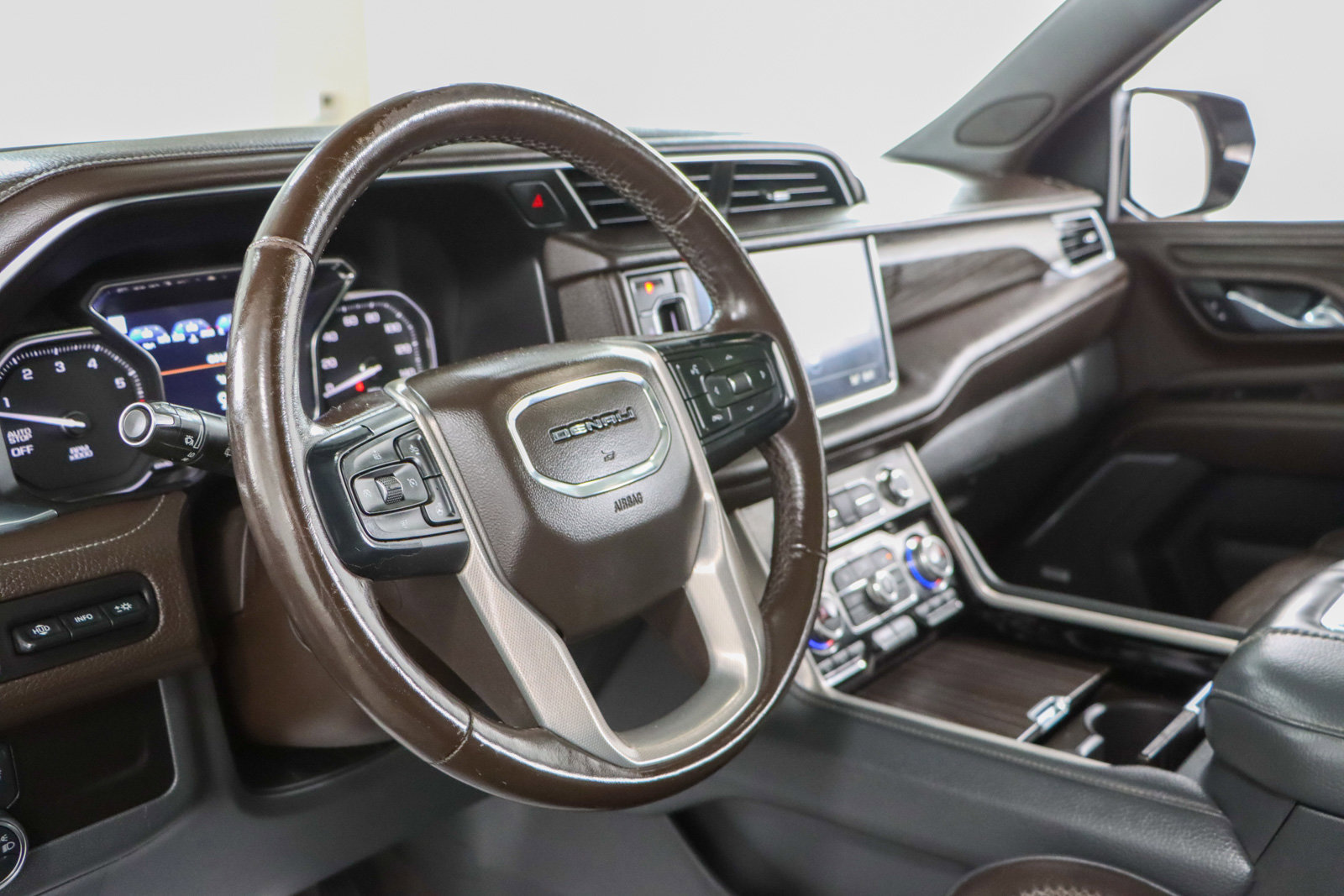 Used 2021 GMC Yukon Denali w/ Denali Premium Package image 27