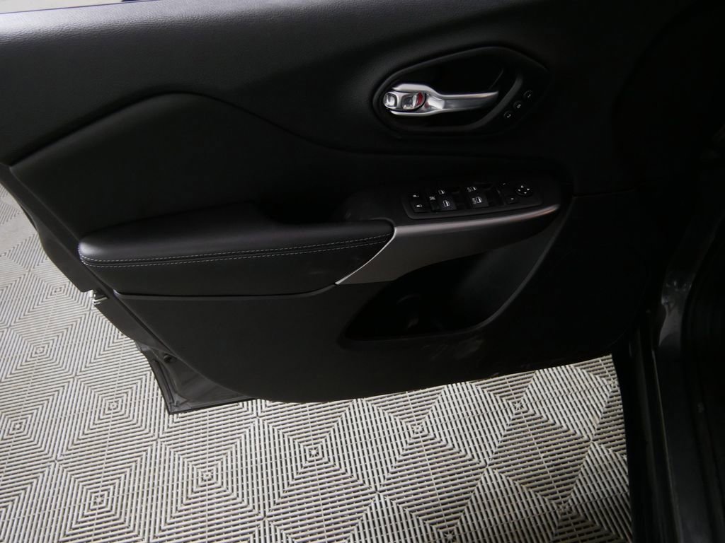 Used 2022 Jeep Cherokee Limited AWD/4WD image 17