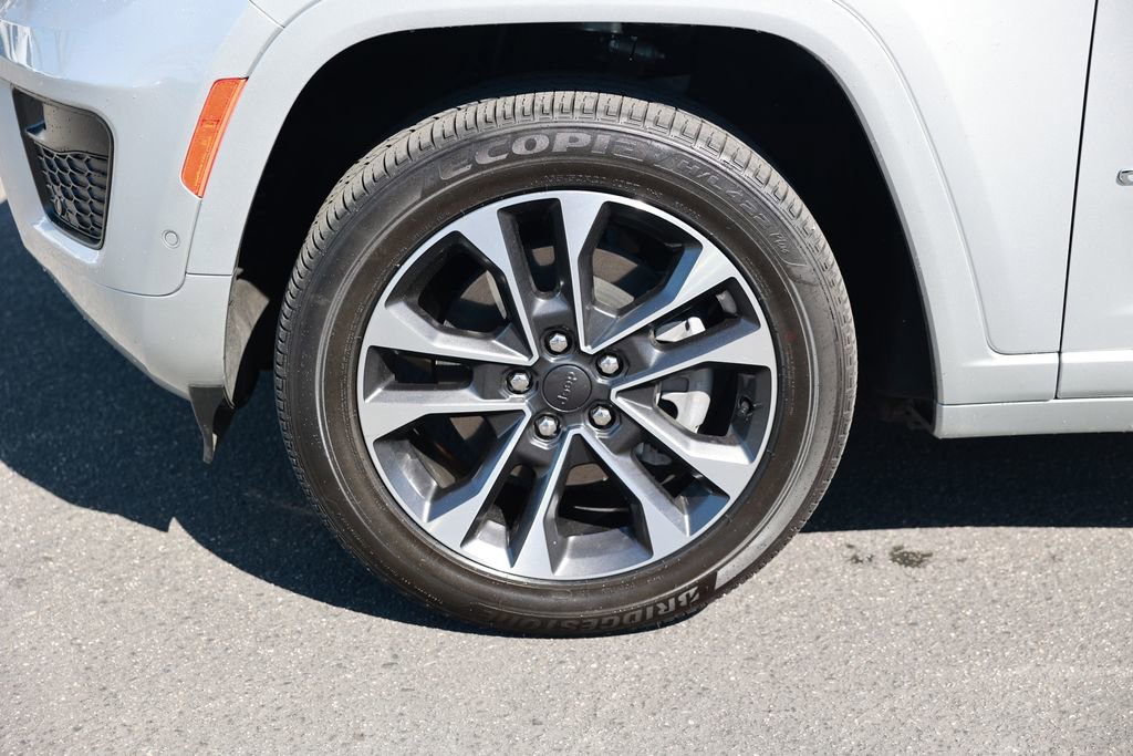 Used 2023 Jeep Grand Cherokee Overland w/ Advanced Protech Group III AWD/4WD image 12