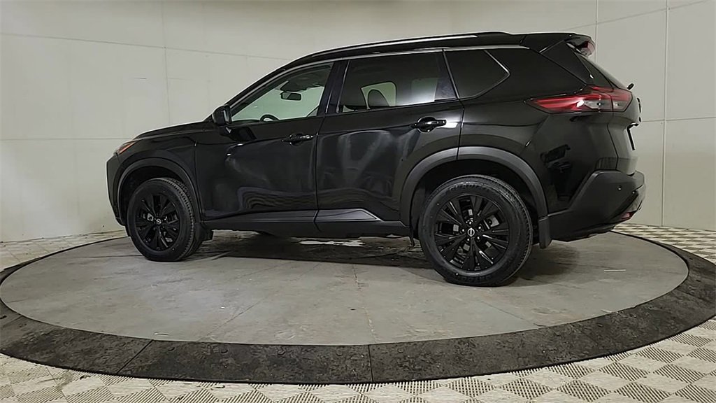 Used 2023 Nissan Rogue SV w/ SV Premium B Package image 4