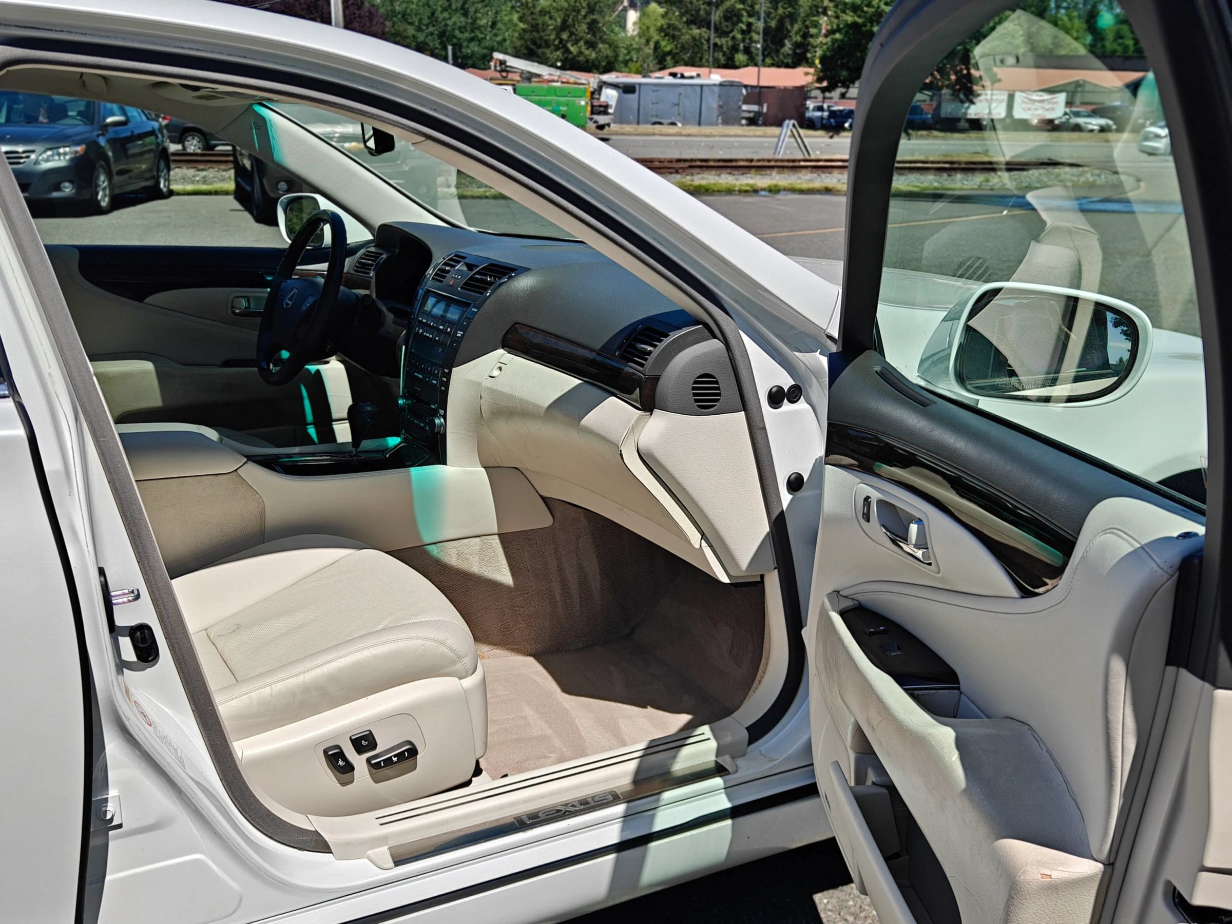 Used 2007 Lexus LS 460 w/ Comfort Pkg RWD image 24