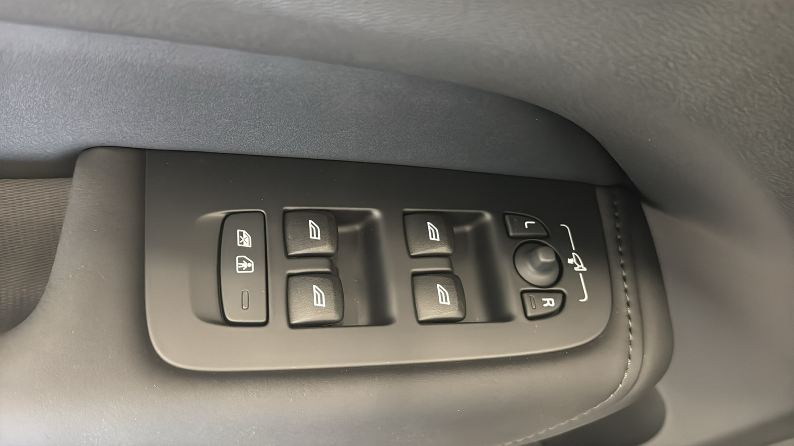 New 2027 Volvo XC60 B5 Plus AWD/4WD image 22