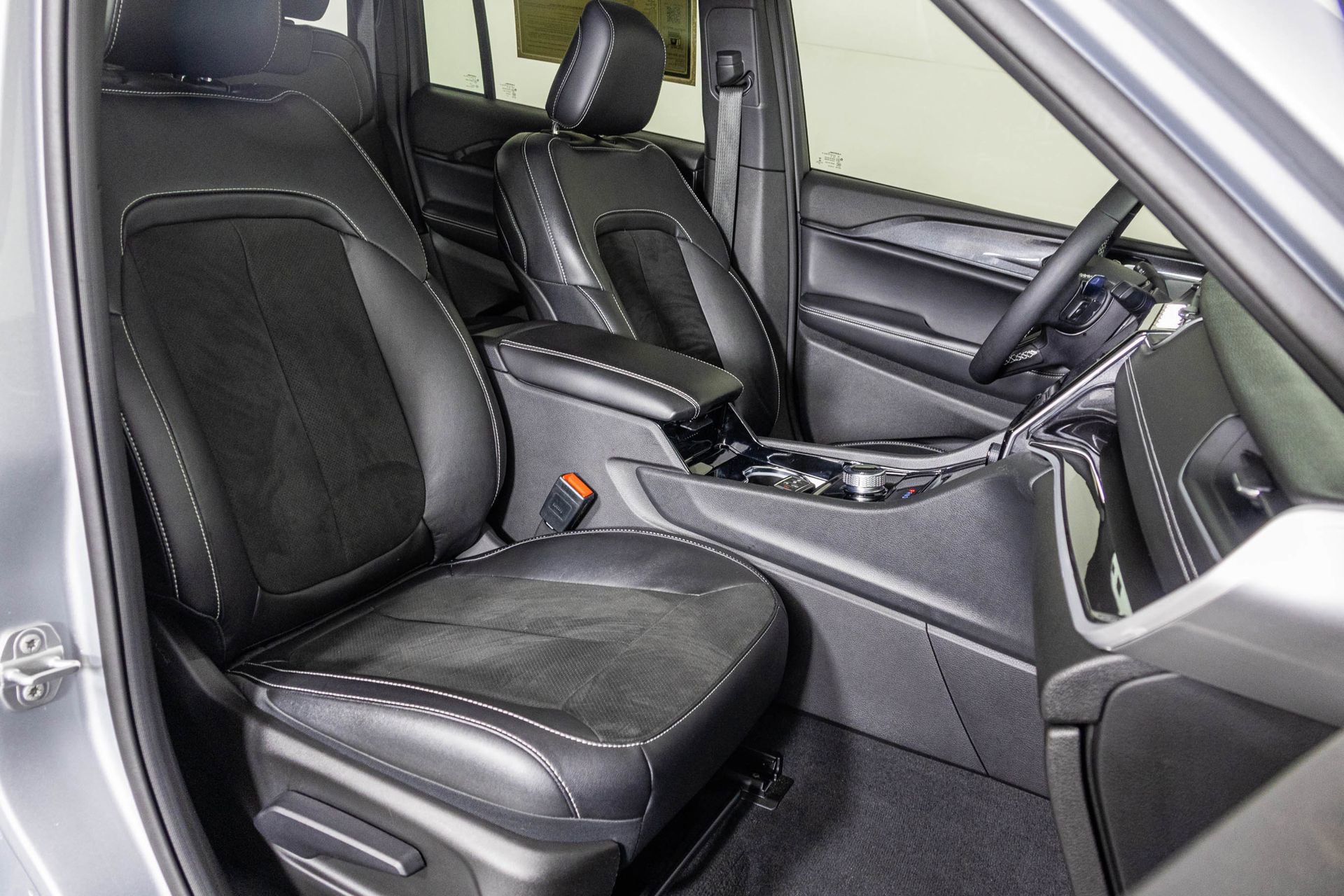 Used 2023 Jeep Grand Cherokee Altitude image 45