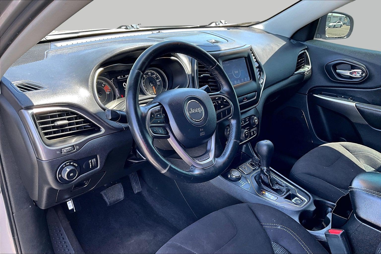 Used 2019 Jeep Cherokee Latitude w/ Cold Weather Group AWD/4WD image 12