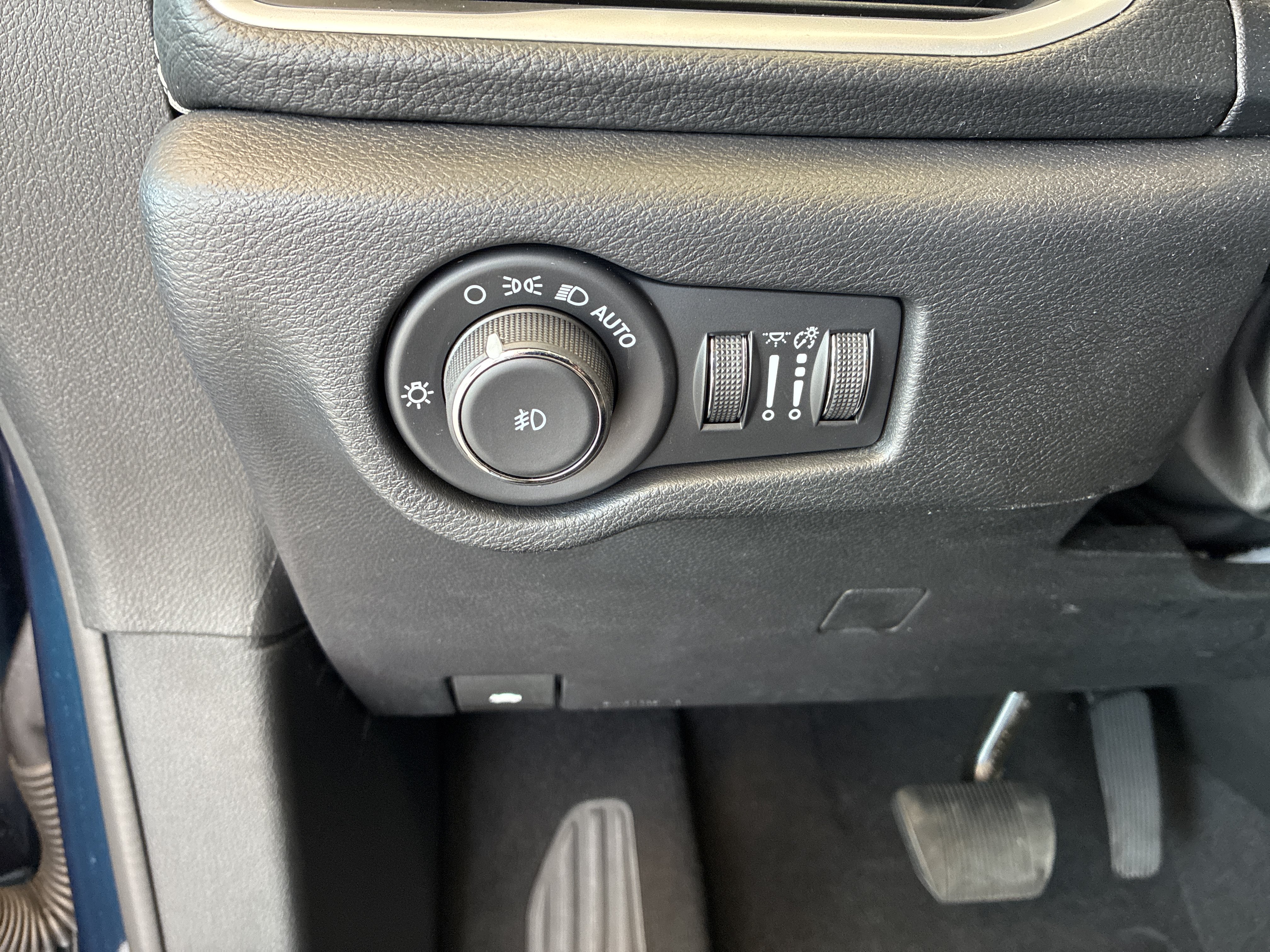Certified 2025 Chrysler Pacifica Select w/ Uconnect Theater Family Group FWD image 26