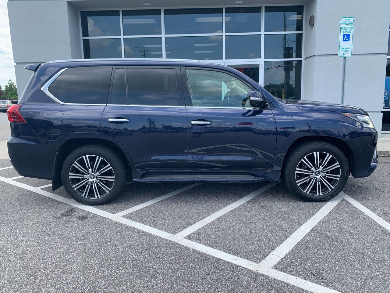 Used 2018 Lexus LX 570 4WD image 4