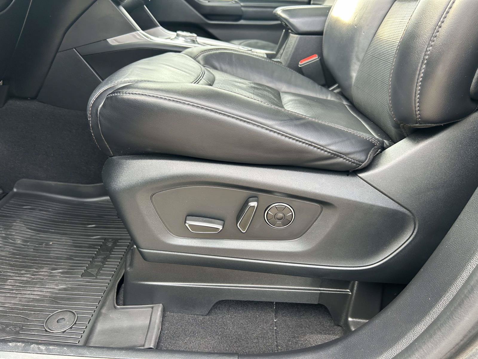 Used 2020 Ford Explorer Platinum w/ Premium Technology Package AWD/4WD image 18