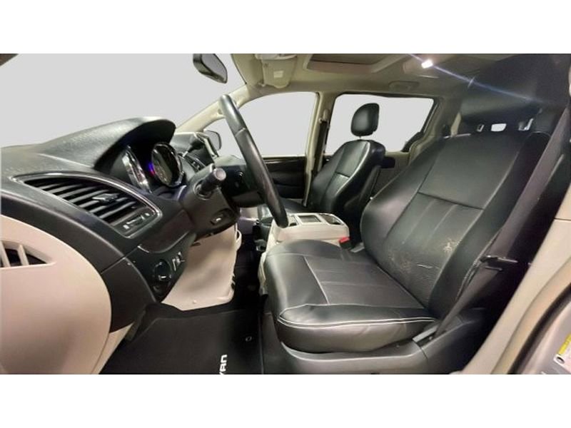 Used 2011 Chrysler Town & Country Touring-L w/ Entertainment Group #2 FWD image 11