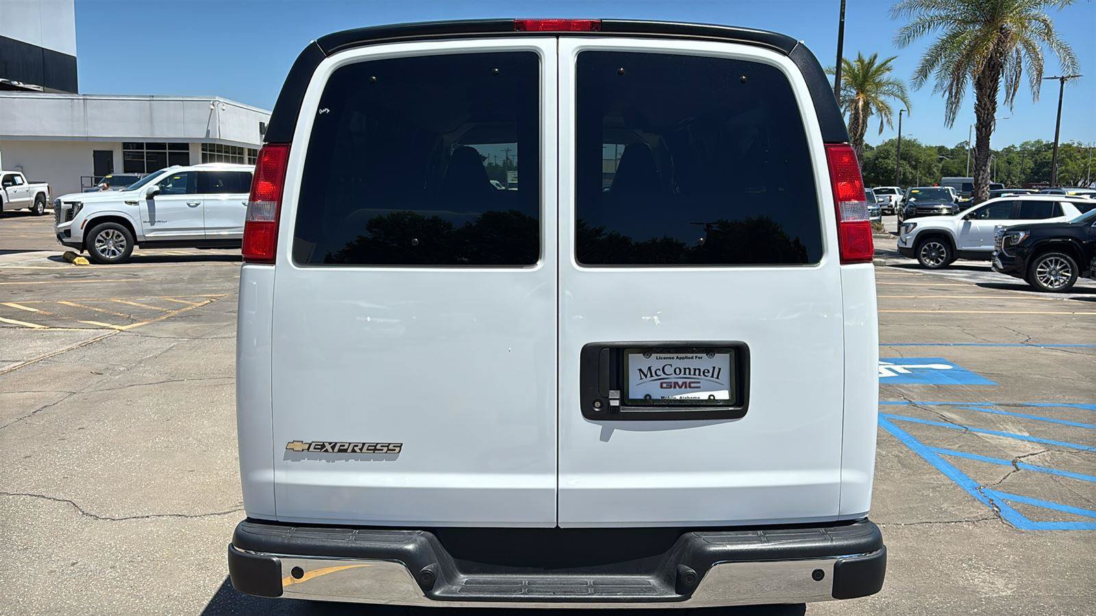 Certified 2025 Chevrolet Express 3500 LT w/ LT Preferred Equipment Group RWD image 6