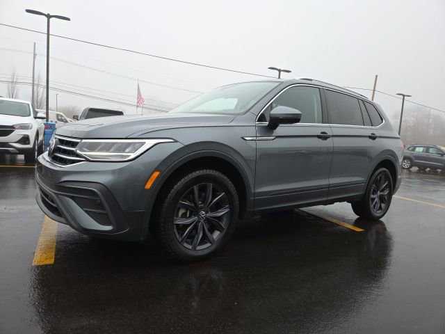 Certified 2024 Volkswagen Tiguan SE image 2