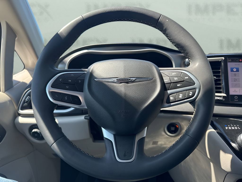 Used 2023 Chrysler Pacifica Touring-L image 13