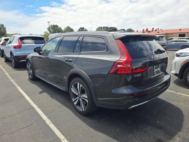 Used 2025 Volvo V60 B5 Cross Country Plus AWD/4WD image 3
