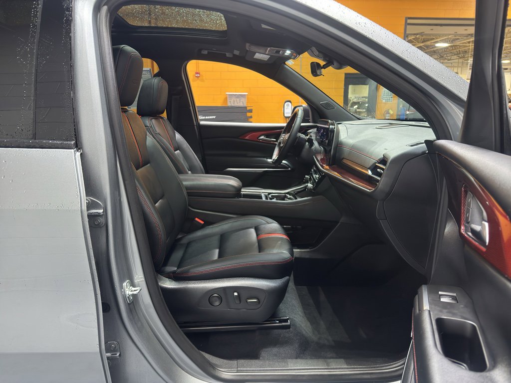 Used 2025 Chevrolet Traverse RS image 19