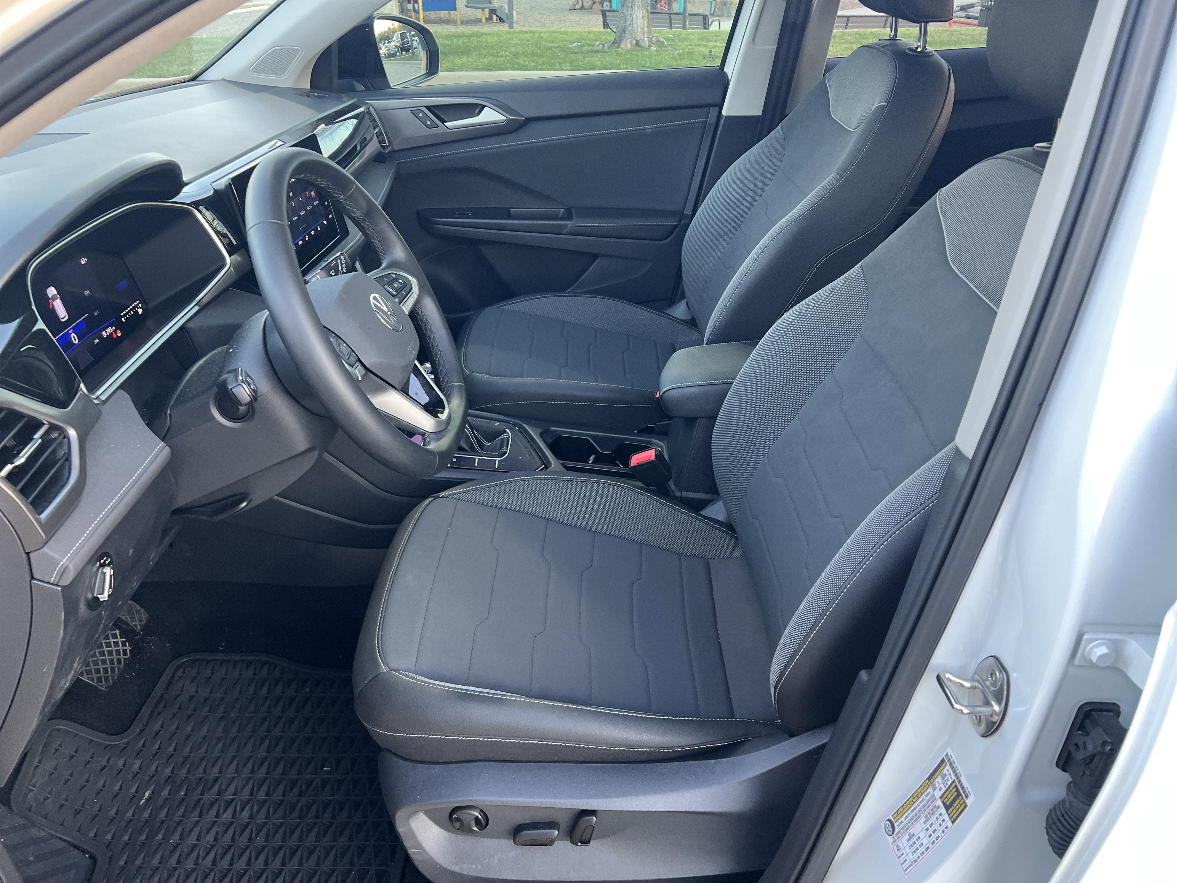 Used 2025 Volkswagen Taos SE image 16