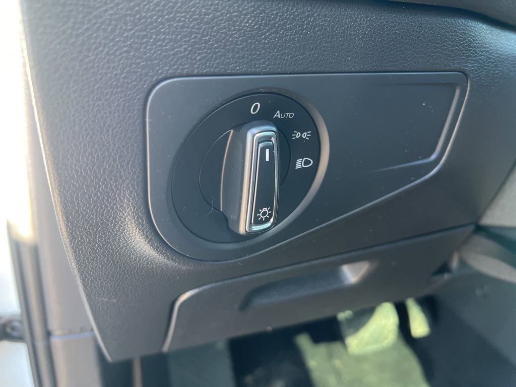 Used 2019 Volkswagen Tiguan SE image 53