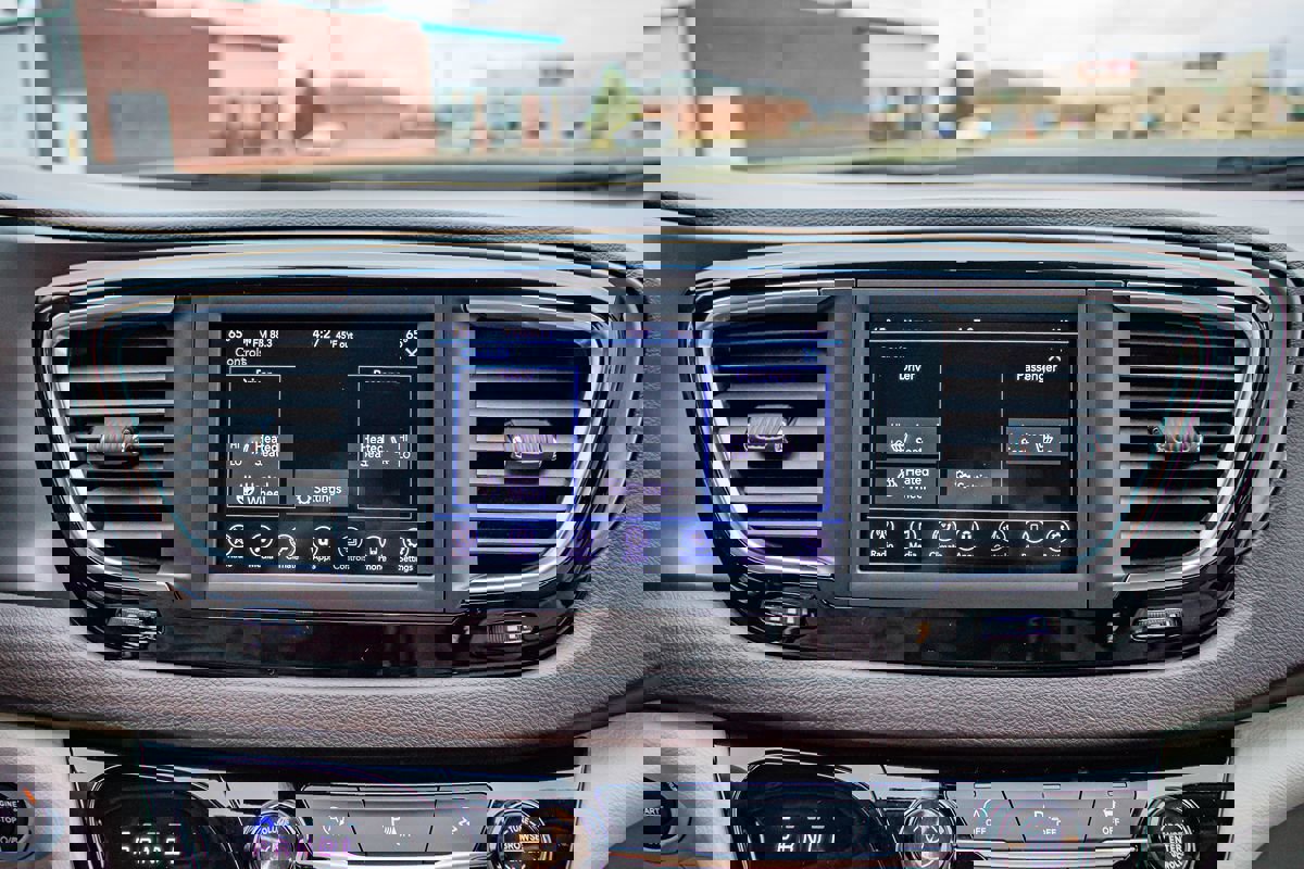 Used 2019 Chrysler Pacifica Touring-L image 25