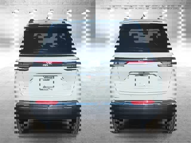 Used 2025 Jeep Grand Cherokee Laredo image 7