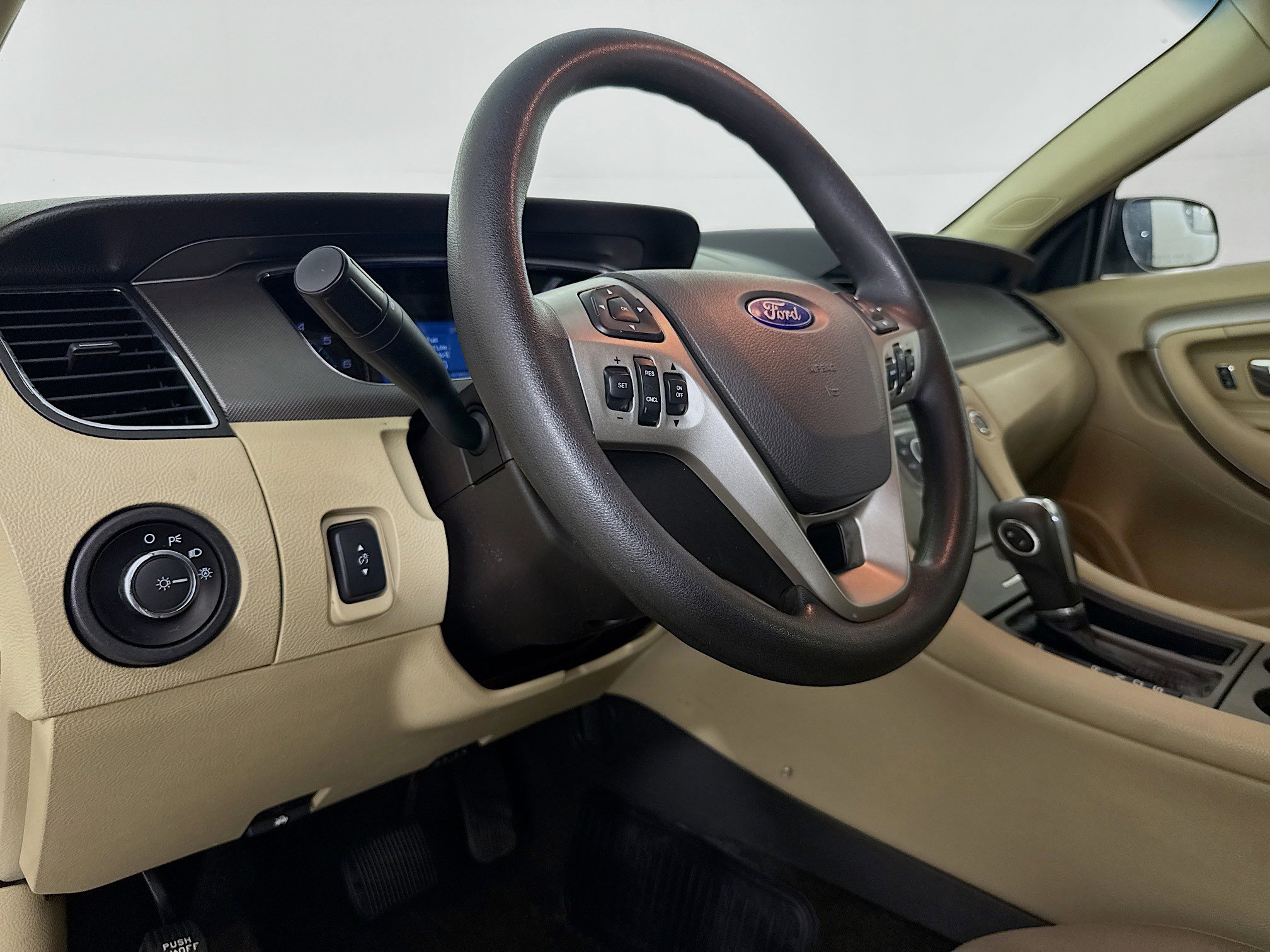 Used 2018 Ford Taurus SE image 21