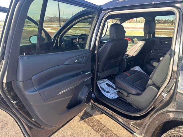 Used 2025 Chevrolet Traverse RS image 38