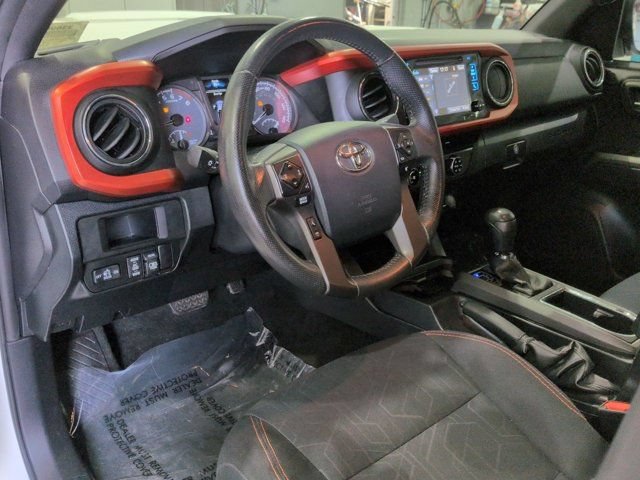 Used 2017 Toyota Tacoma TRD Sport w/ Tow Package (A/T) AWD/4WD image 9