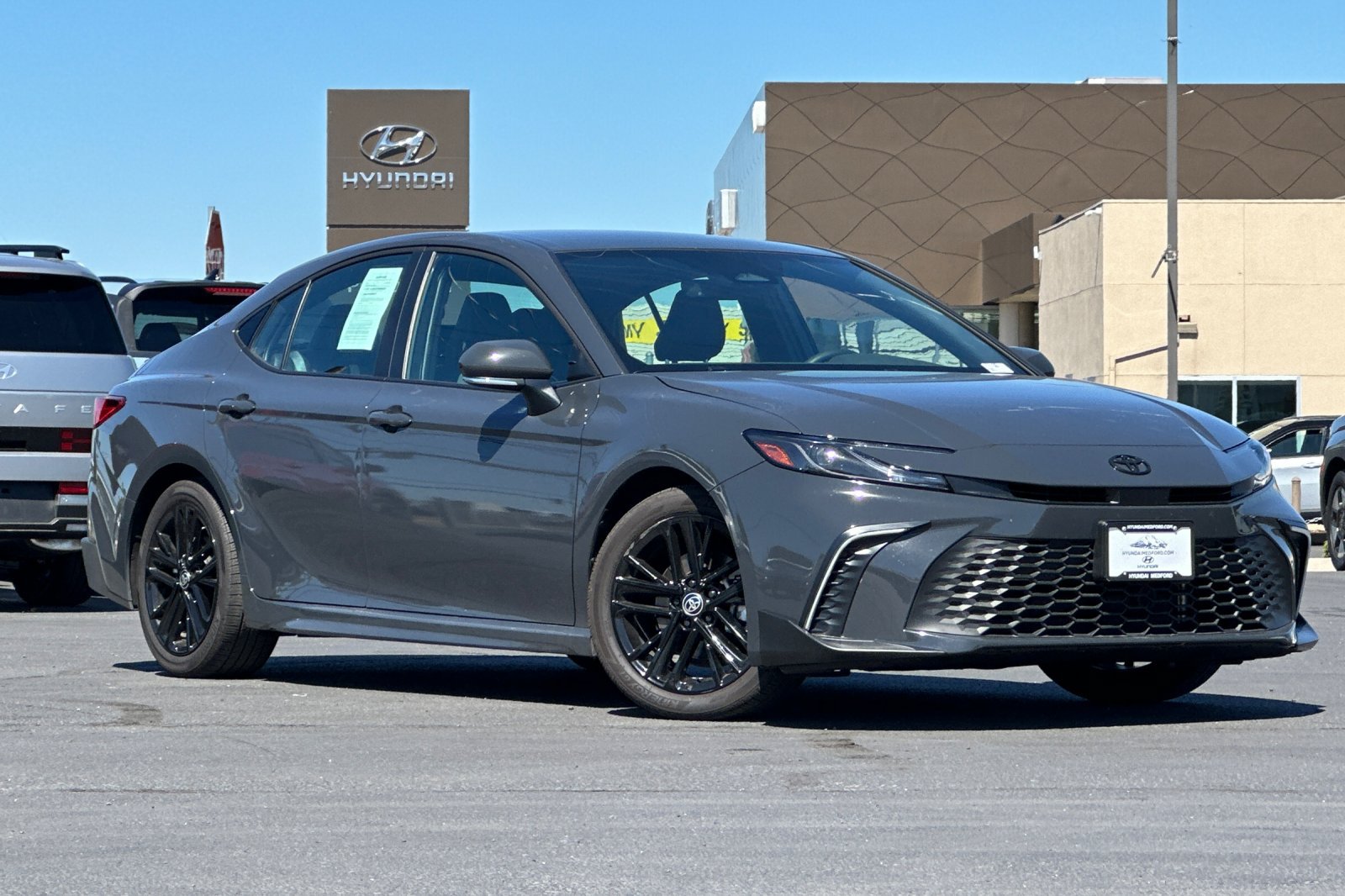 Used 2025 Toyota Camry SE w/ Convenience Package FWD image 2