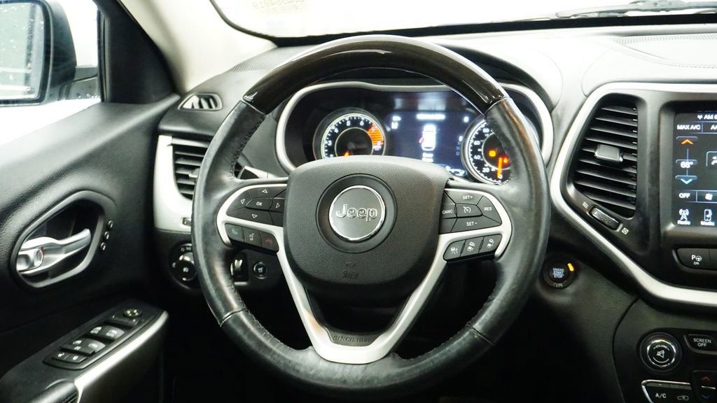 Used 2016 Jeep Cherokee Overland w/ Technology Group image 21