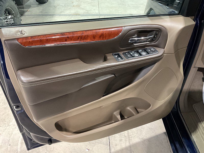 Used 2014 Chrysler Town & Country Limited w/ Luxury Group image 13