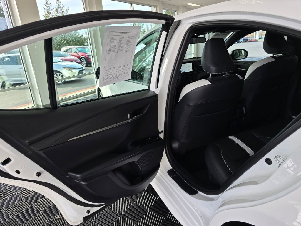 Used 2025 Toyota Camry SE image 38