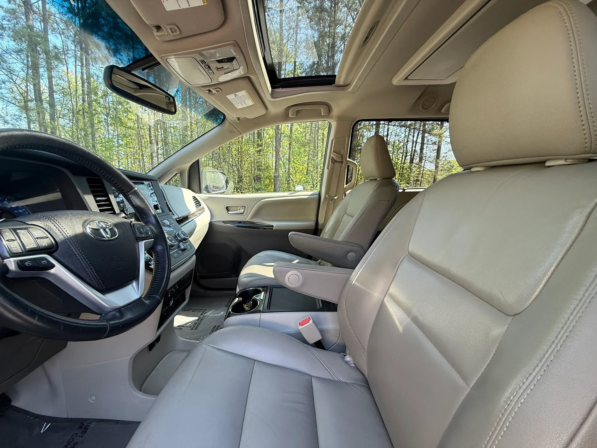 Used 2016 Toyota Sienna XLE Premium FWD image 11