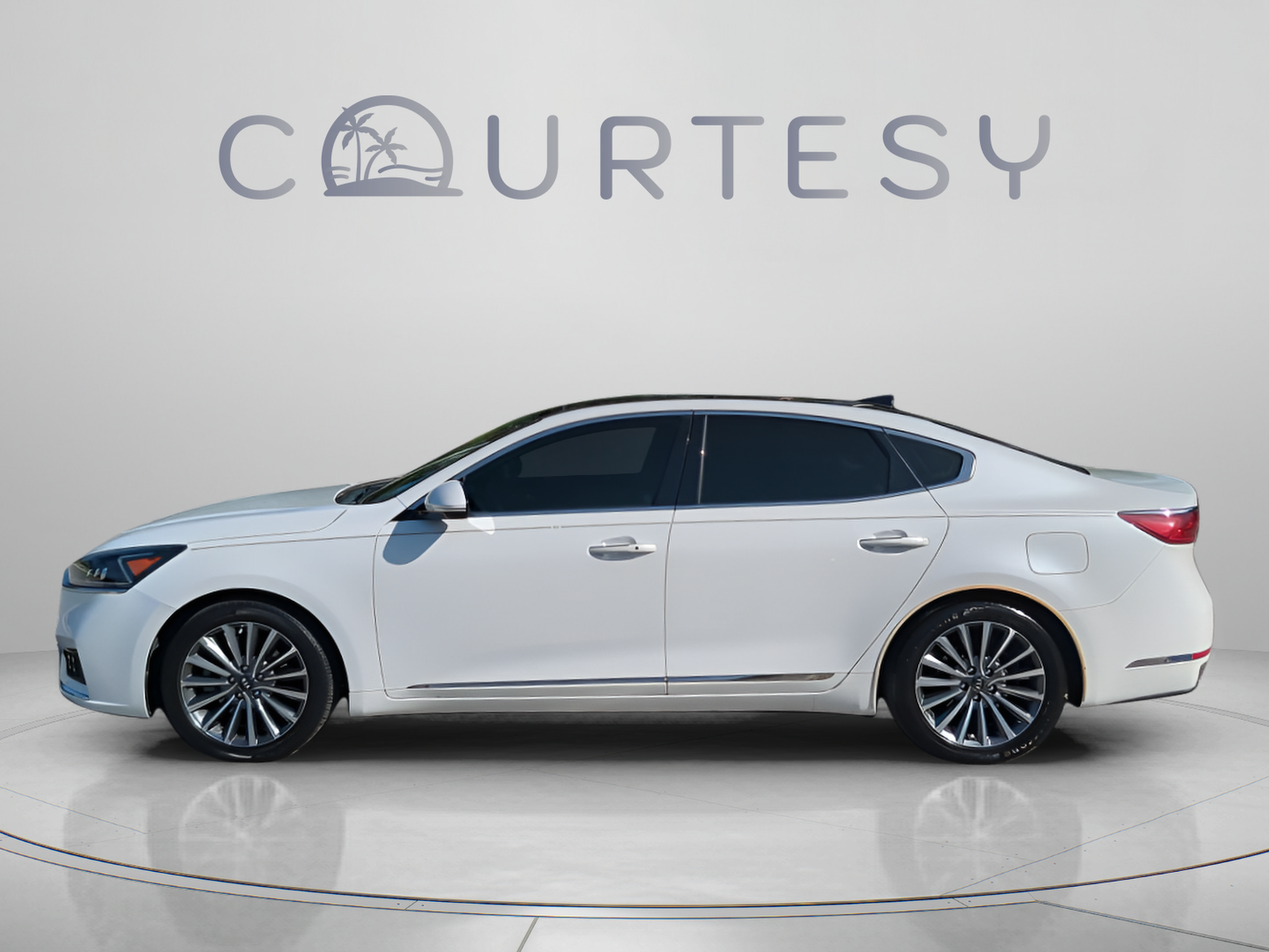 Used 2017 Kia Cadenza Technology FWD image 4