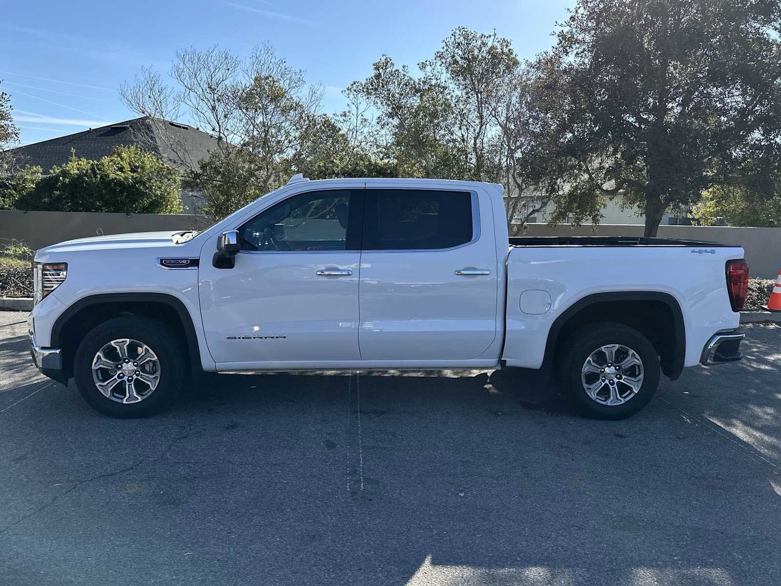 Certified 2025 GMC Sierra 1500 SLT image 3