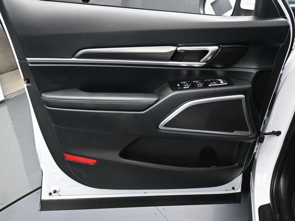 Used 2025 Kia Telluride LX FWD image 12