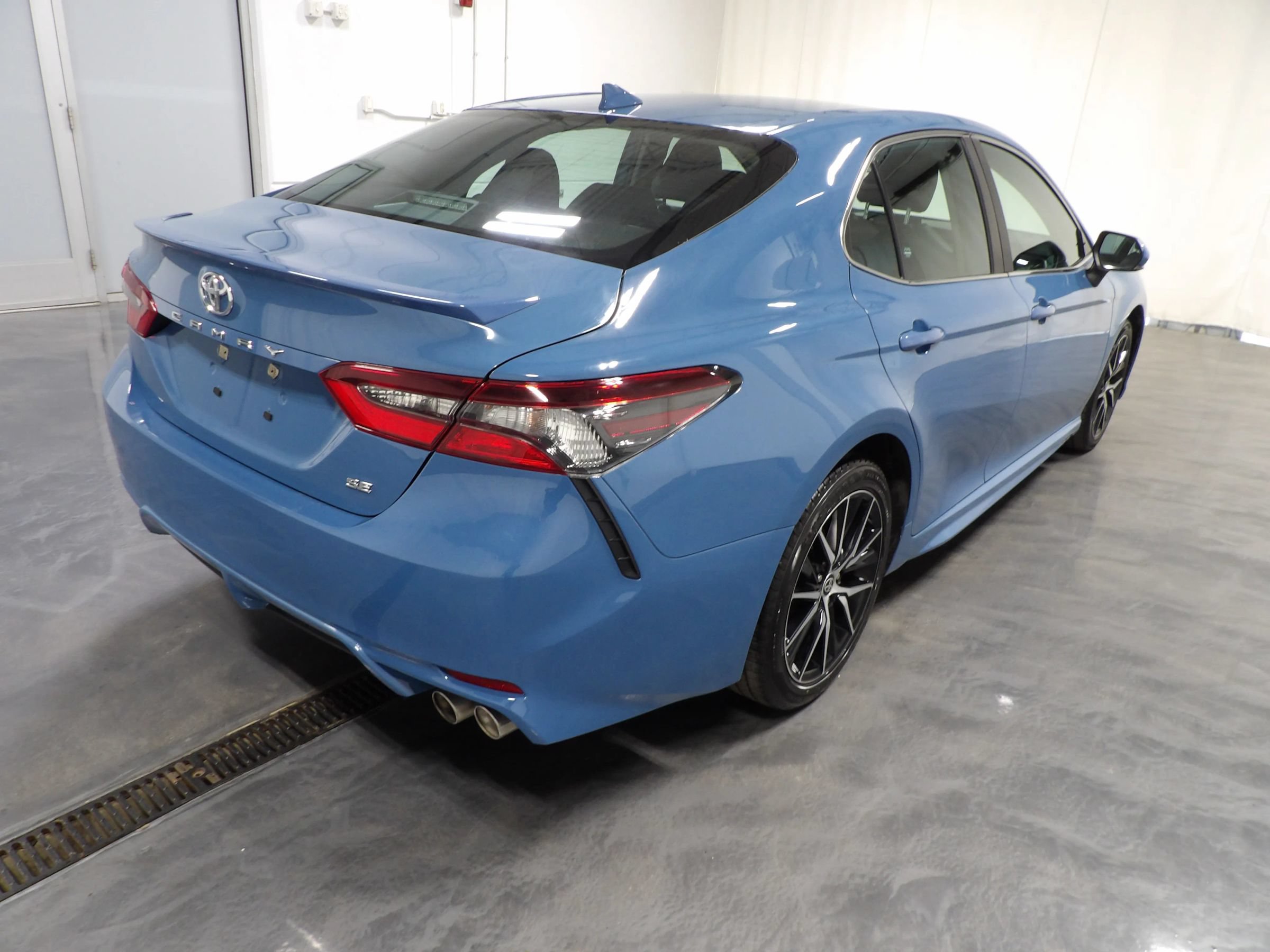 Used 2023 Toyota Camry SE FWD image 5