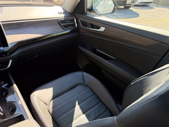 Used 2025 Volkswagen Atlas SEL AWD/4WD image 35