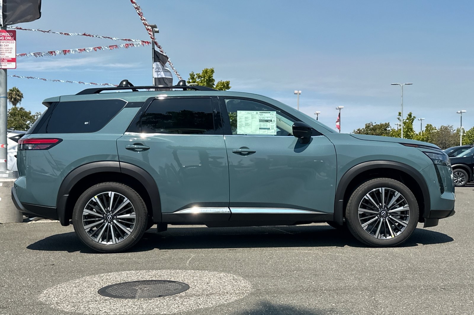 New 2026 Nissan Pathfinder Platinum FWD image 3
