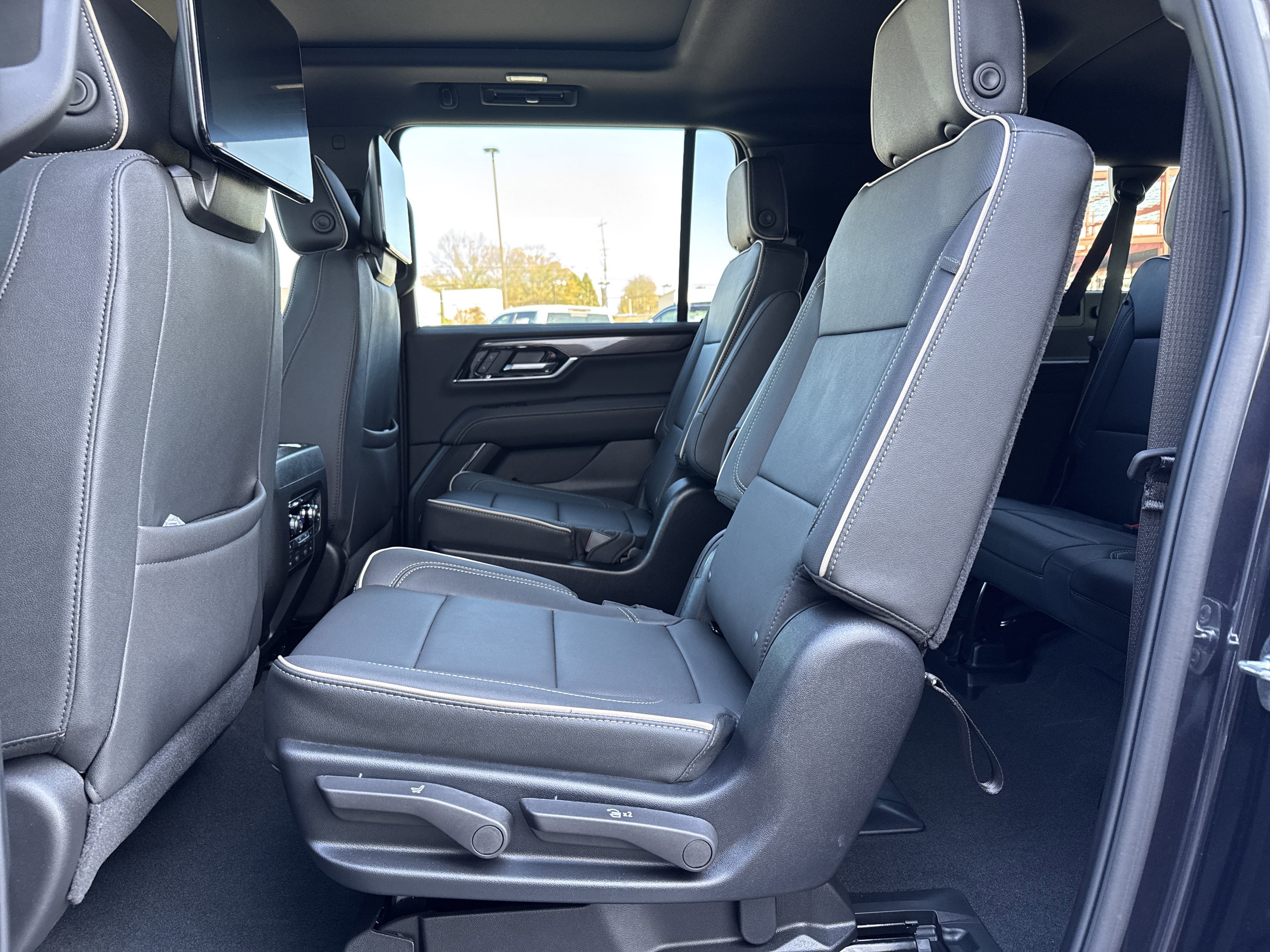 Used 2026 GMC Yukon XL Elevation w/ Elevation Premium Package image 33