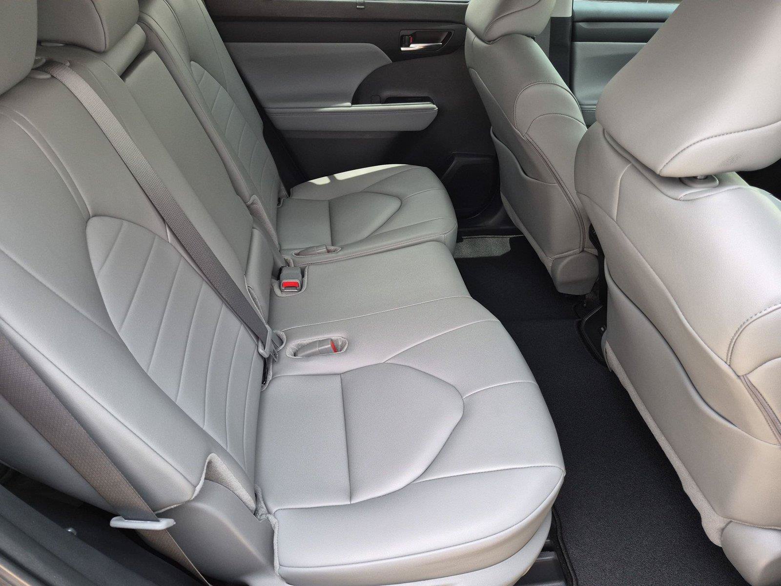 Used 2024 Toyota Highlander XLE FWD image 29
