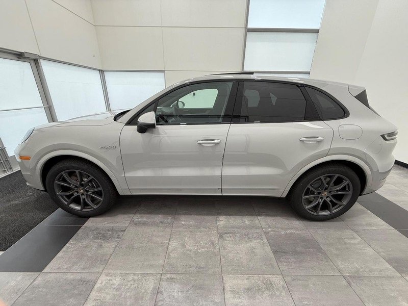 New 2025 Porsche Cayenne E-Hybrid image 2